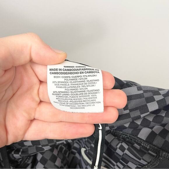 Nike Dri-Fit Athletic Cropped Leggings Woman’s size S Black and White - Picture 8 of 9